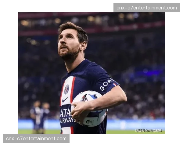 巴萨中路渗透战术：第三人跑位撬动肋部形成错位打击